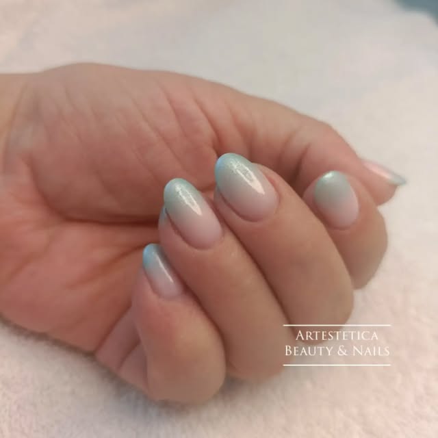Manicure bianca perlata realizzata da Artestetica Beauty & Nails