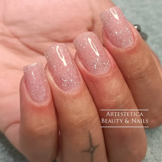Ricostruzione rosa glitter realizzata da Artestetica Beauty & Nails