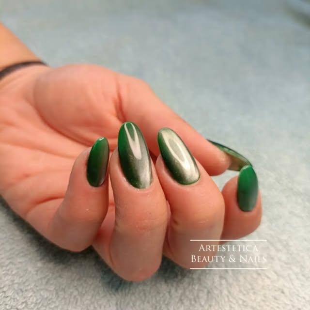 Nail art verde e argento realizzata da Artestetica Beauty & Nails