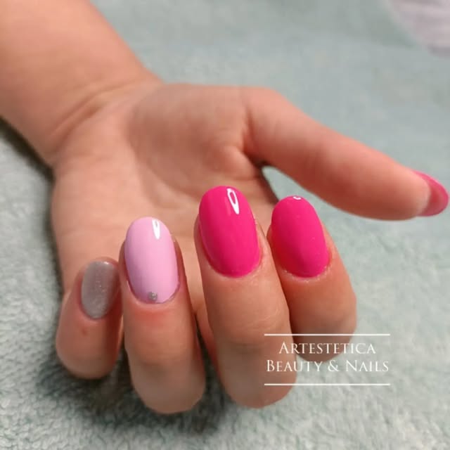 Manicure multicolore rosa realizzata da Artestetica Beauty & Nails