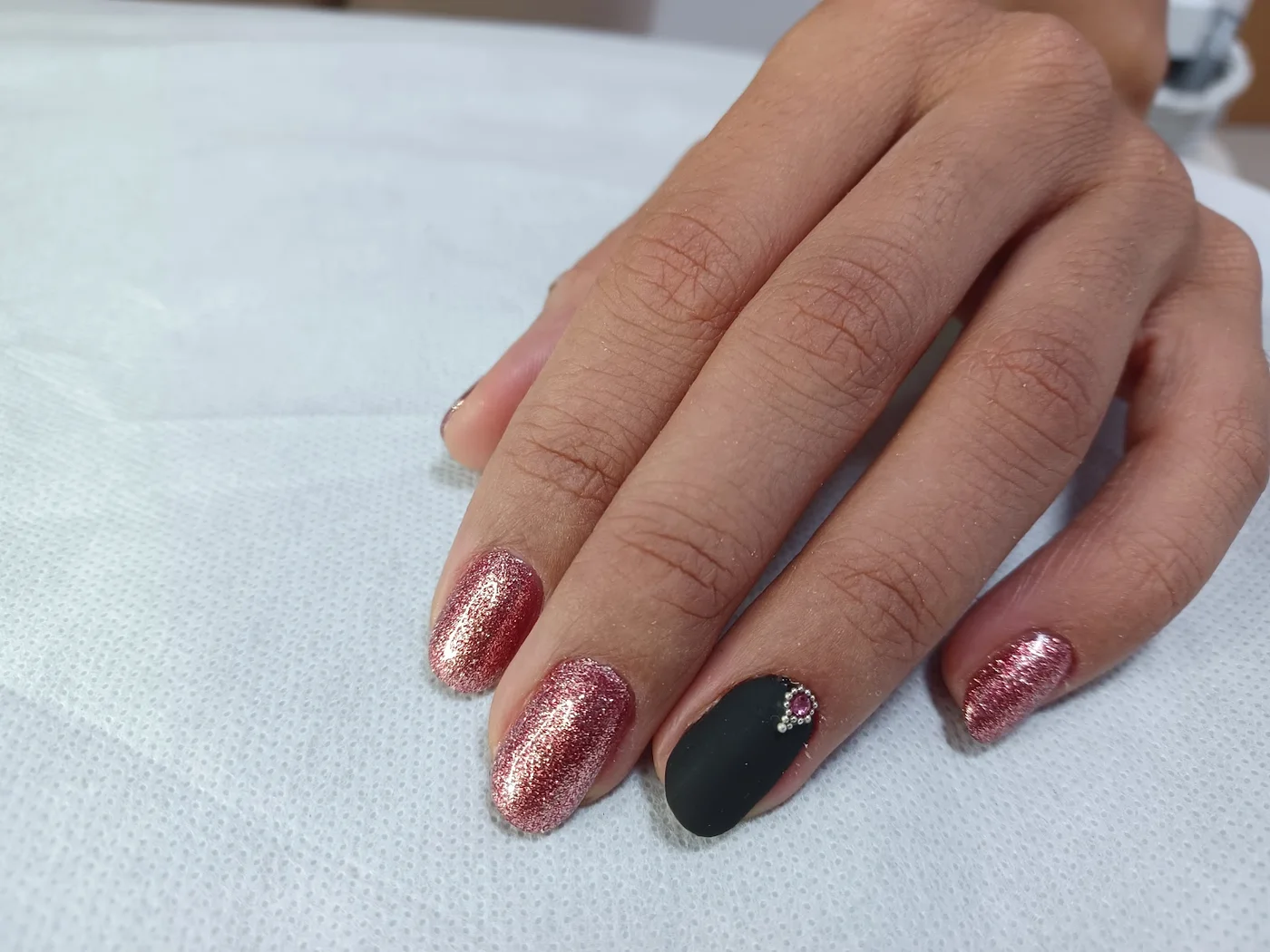 Manicure rosa oro con accent nail nera realizzata da Artestetica